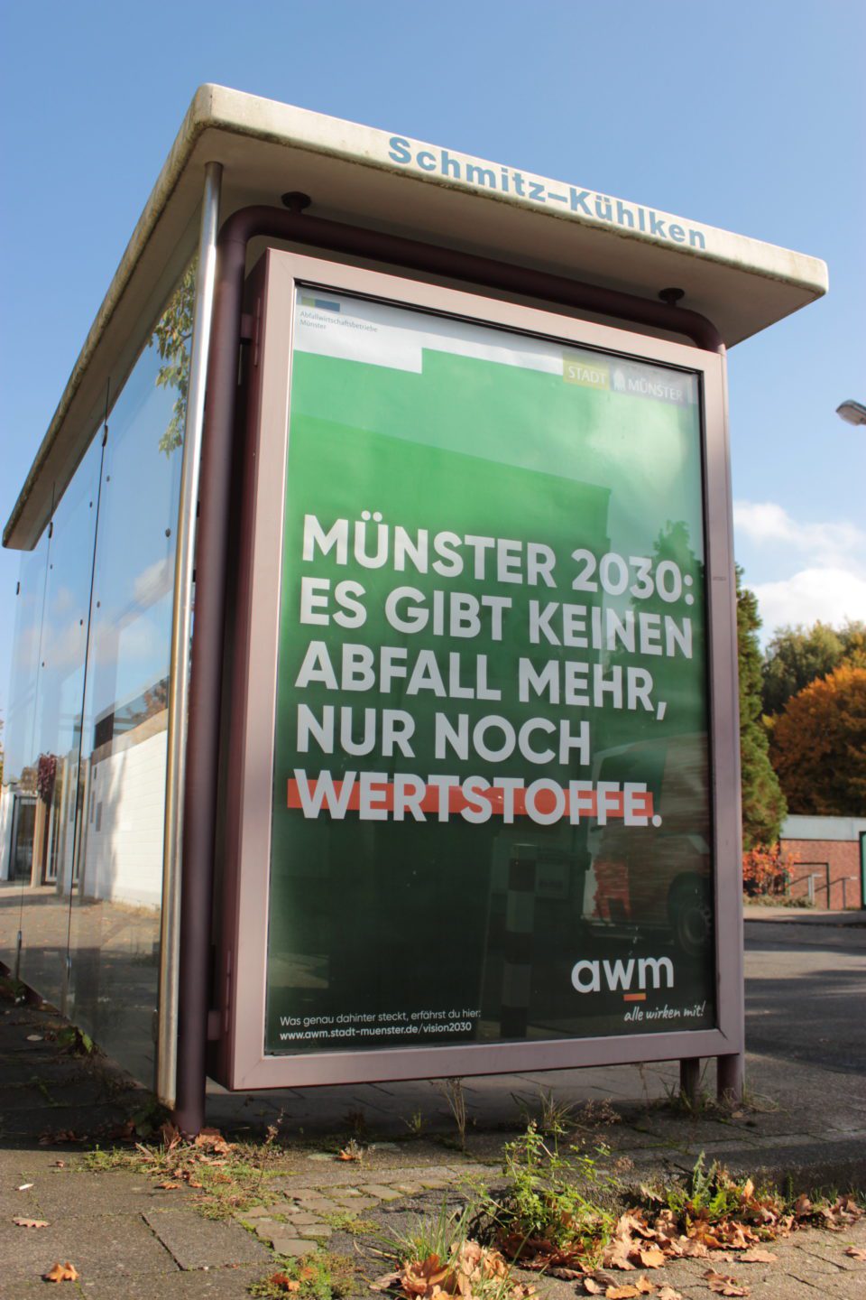 City-Plakat an Bushaltestelle mit dem Text "Münster 2030 - es gibt keine Abfälle mehr, nur noch Wertstoffe.